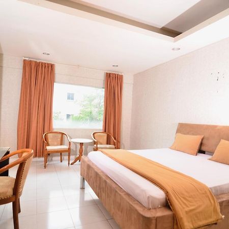 Hotel Peninsula Mangga Besar Джакарта Экстерьер фото