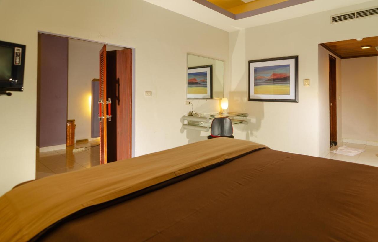 Hotel Peninsula Mangga Besar Джакарта Экстерьер фото