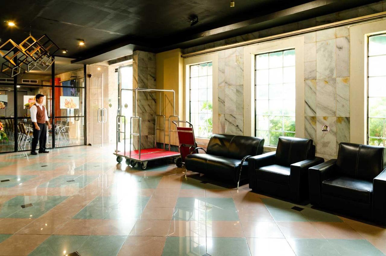 Hotel Peninsula Mangga Besar Джакарта Экстерьер фото