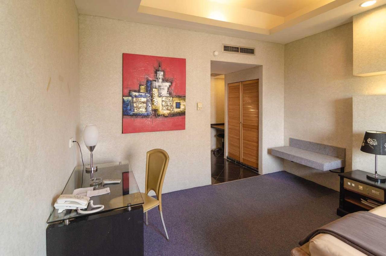 Hotel Peninsula Mangga Besar Джакарта Экстерьер фото