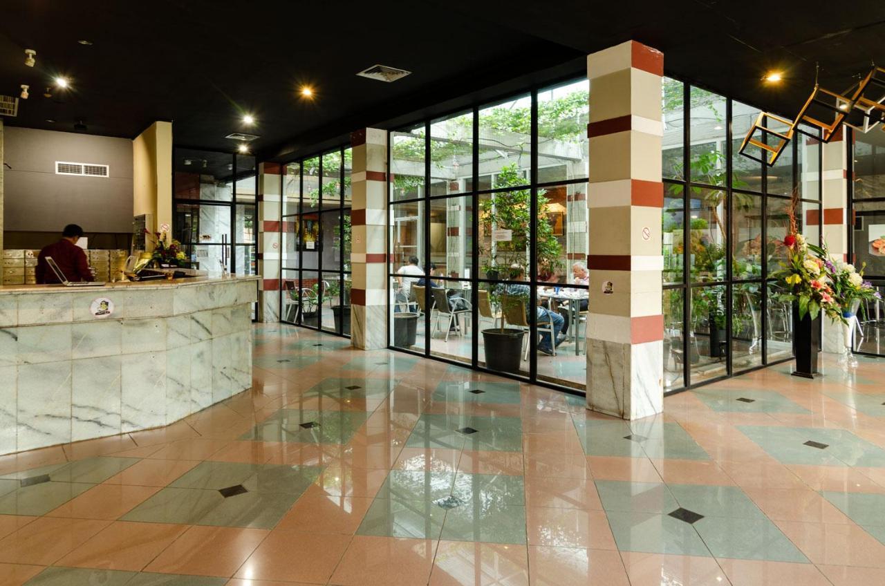 Hotel Peninsula Mangga Besar Джакарта Экстерьер фото