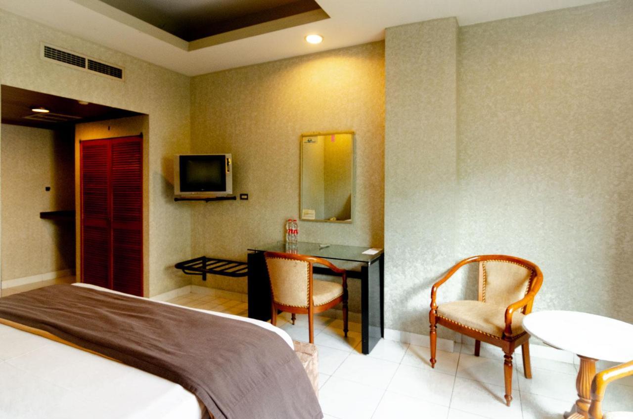 Hotel Peninsula Mangga Besar Джакарта Экстерьер фото