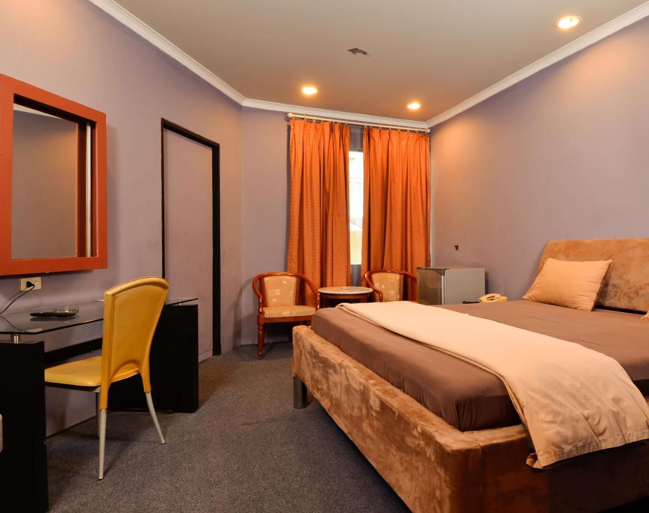 Hotel Peninsula Mangga Besar Джакарта Экстерьер фото