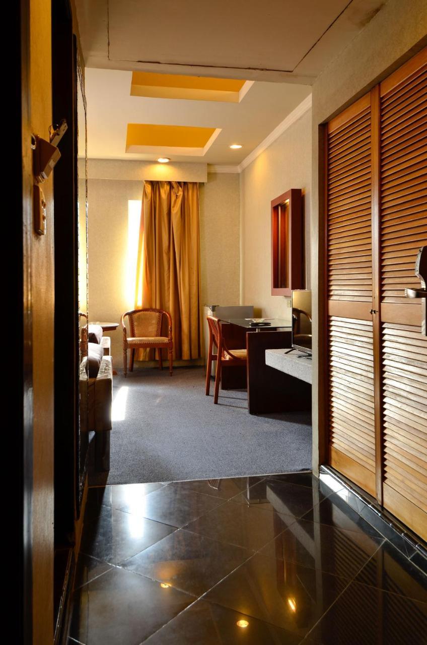 Hotel Peninsula Mangga Besar Джакарта Экстерьер фото