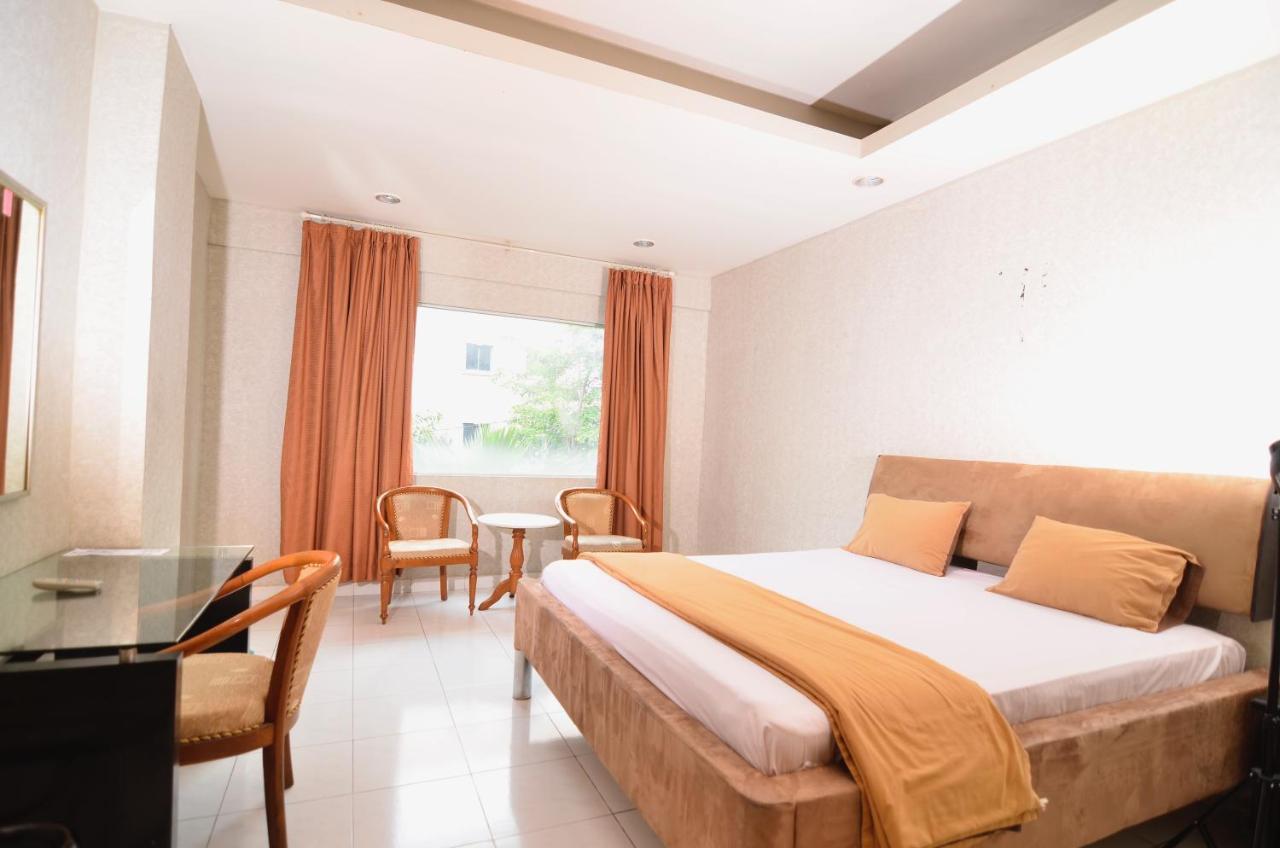 Hotel Peninsula Mangga Besar Джакарта Экстерьер фото